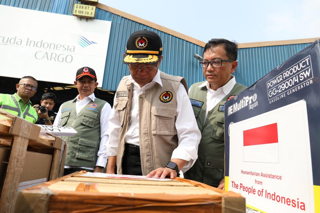 Kepala BNPB Letjen TNI Suharyanto S.Sos., M.M., bersama Menko PMK Muhadjir Effendy memeriksa barang bantuan kemanusiaan yang akan dikirim ke Myanmar dari Terminal Cargo, Bandara Internasional Soekarno-Hatta, Tangerang, Banten, Senin (26/6).